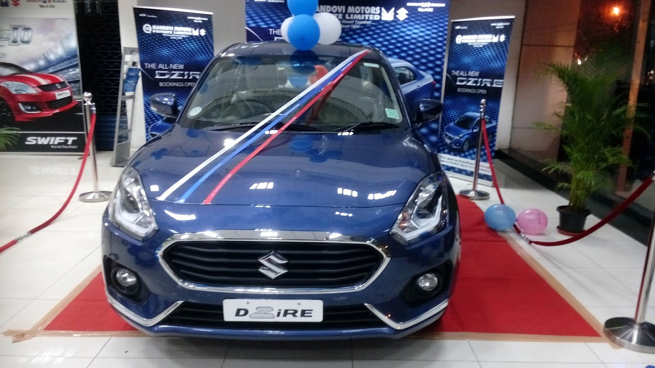 1. కొత్త కారు కొనడం.. ఎవరికైనా కొత్త ఉద్యోగం లేదా ప్రమోషన్ వచ్చినప్పుడల్లా వారి మనసులోకి వచ్చే మొదటి విషయం కొత్త కారు కొనడం. కానీ బఫెట్ దీనిని చాలా మంది చేసే అతిపెద్ద తప్పులలో ఒకటిగా భావిస్తాడు. షోరూమ్ నుండి బయటకు వచ్చిన వెంటనే కొత్త కారు విలువ తగ్గుతుందని, ఈ విలువ ఏటికేడు తగ్గుతూనే ఉంటుందని, కేవలం 5 సంవత్సరాలలో 60 శాతం వరకు తగ్గుతుందని ఆయన చెప్పారు. బఫెట్ కు బిలియన్ డాలర్ల విలువైన ఆస్తులు ఉన్నప్పటికీ 2014 కాడిలాక్ XTS కారు ఉంది. అది కూడా జనరల్ మోటార్స్ నుండి భారీ తగ్గింపుతో కొనుగోలు చేశారు. విలువను కోల్పోయే వస్తువును ఎందుకు కొనాలి? ఇక్కడ సందేశం ఏమిటంటే కారు కేవలం రవాణా సాధనం, ఒకరి విజయానికి కొలమానం కాదు. దాని ప్రయోజనాన్ని అందిస్తున్న కానీ ప్రతిరోజూ మీ బ్యాలెన్స్ షీట్ పై భారంగా మారుతున్న కారు తెలివైన కొనుగోలు కాదు. అదే డబ్బును పెట్టుబడి పెట్టి భవిష్యత్తులో మీకు మంచి రాబడిని పొందే అవకాశం ఉంటే.. కారు కొనొద్దు అని బఫెట్‌ అంటున్నారు. 