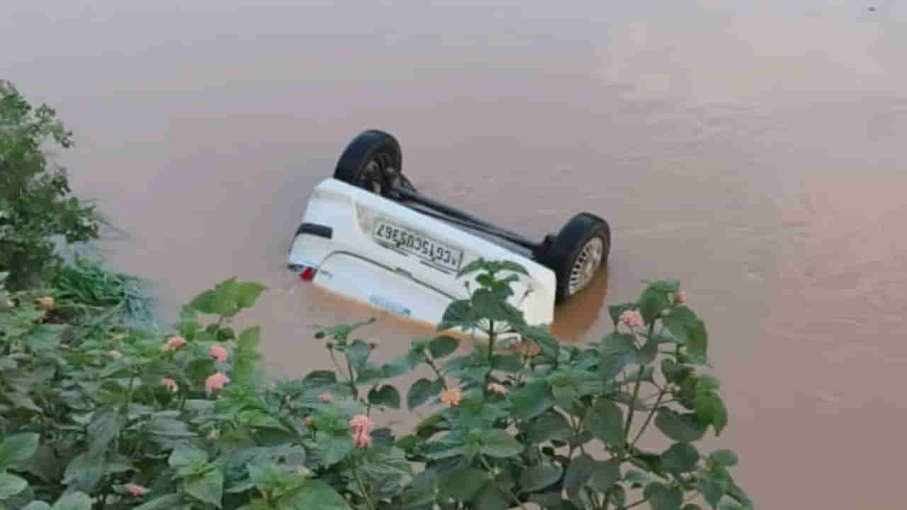 శుభకార్యానికి వెళ్లి వస్తున్నారు.. సడెన్గా కాలువలోకి దూసుకెళ్లిన కారు!