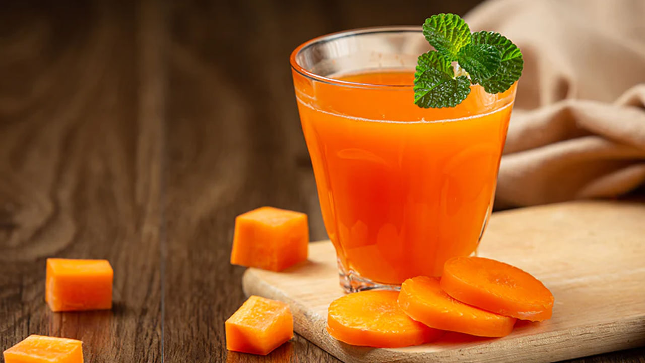 కావాల్సిన పదార్థాలు.. క్యారెట్ రెండు, ఉసిరికాయలు నాలుగు, పూదీన ఆకులు నాలుగు లేదా ఐదు, నిమ్మకాయ చారు అరకప్పు, బెల్లం ఒక కప్పు తీసుకోవాలి.