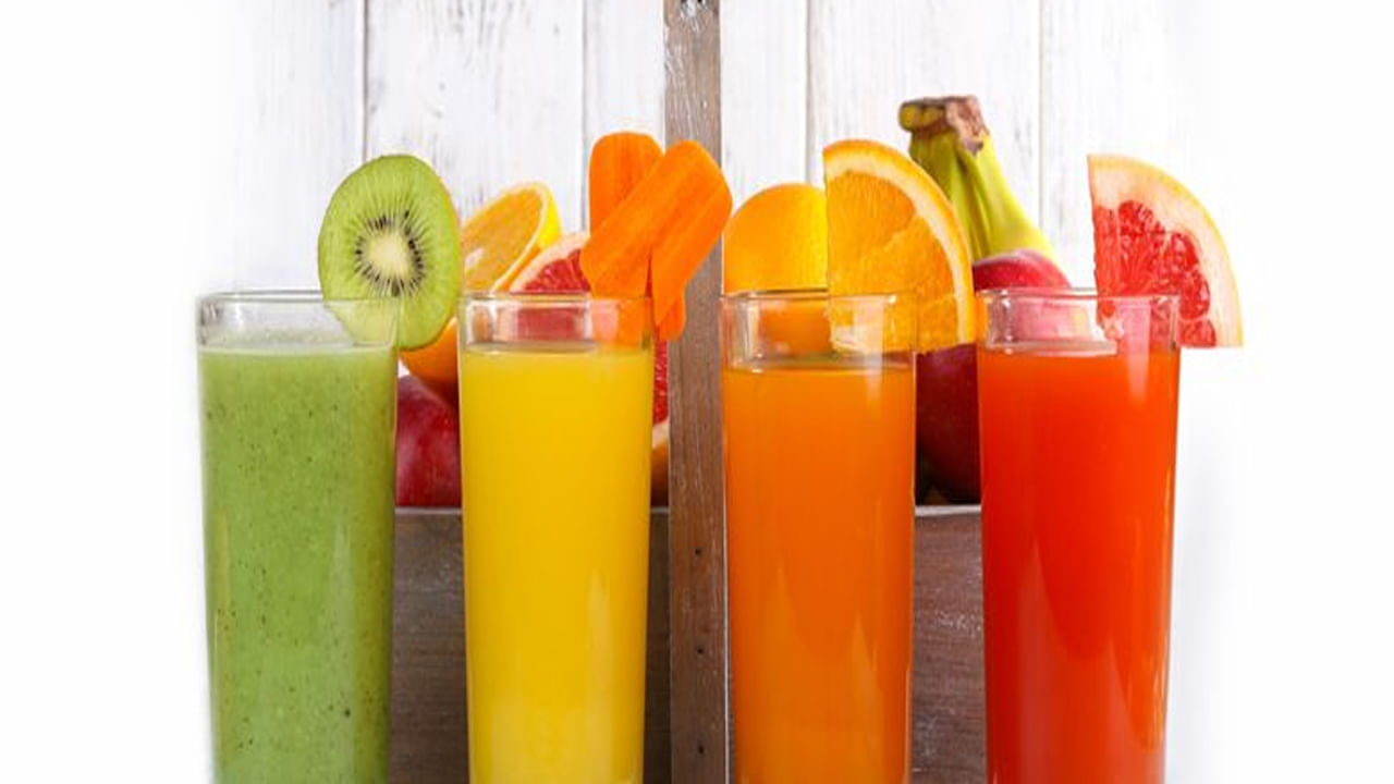 పూదీనా ఆకులను తీసుకొని వాటిని శుభ్రంగా కడిగి, కొద్ది సేపు ఆరబెట్టాలి. తర్వాత వాటిని ఒక కప్పులో తీసుకోవాలి.తర్వాత తాటి మిఠాయిని తీసుకొ దానిని మెత్తటి పొడిలా చేసుకోవాలి. వీటన్నింటినవీటన్నింటిని మిక్సీ జారులోకి తీసుకొని మిక్సీ పట్టుకోవాలి. తర్వాత మిక్సీ పట్టిన రసాన్ని తీసుకొని వడబోసుకోవాలి. అంతే క్యారెట్ ఉసరికాయ జ్యూస్ రెడీ.