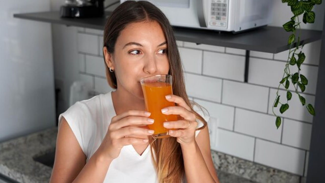 క్యారెట్ జ్యూస్: క్యారెట్లో ఐరన్ పుష్కలంగా ఉంటుంది. ఋతుస్రావం సమయంలో కోల్పోయిన ఐరన్ స్థాయిలను తిరిగి నింపడంలో సహాయపడుతుంది. వీటిలో ఫైబర్ కూడా అధికంగా ఉంటుంది. జీర్ణక్రియకు సహాయపడుతుంది.