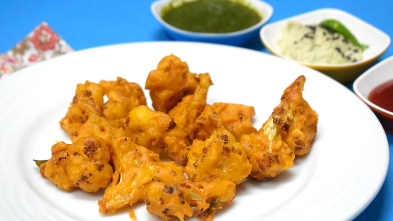 శ్రావణ మాసం వచ్చిందంటే చాలు చాలా మంది నాన్ వెజ్‌కు గుడ్ బై చెప్పి, డిఫరెంట్ టైప్ వెజ్ ఐటమ్స్ తయారు చేసుకుంటారు. ఇక మరీ ముఖ్యంగా కాలీ ఫ్లవర్ 65 లేదా పకోడి చేసుకొని తినడానికి చాలా మంది ఇంట్రెస్ట్ చూపిస్తుంటారు. కాగా, మనం ఇప్పుడు మనం సుగంధ ద్రవ్యాలతో కాలీఫ్లవర్ 65 లేదా పకోడి ఎలా చేసుకోవాలో చూద్దాం.