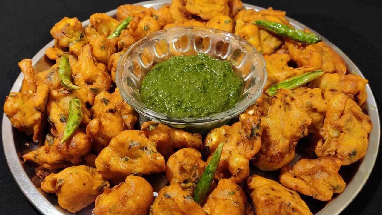 కావాల్సిన పదార్థాలు : ఉప్పు రుచికి సరిపడ,పసుపు 1/4,నీళ్లు 1/2 లీటర్, కాలీ ఫ్లవర్ 1,కారం పొడి 1 టీ స్పూన్,ధనియాల పొడి 1 టీస్పూన్,జీలకర్ర, పొడి 1 టీస్పూన్,మిరియాల పొడి 1/2 టీ స్పూన్,పసుపు పొడి 1/4 టీ స్పూన్,మొక్క జొన్న పిండి 2 టేబుల్ స్పూన్స్,శనగపిండి,1 టేబుల్ స్పూన్,ఉప్పు రుచికి సరిపడ,అల్లం వెల్లుల్లి పేస్ట్ 1 టేబుల్ స్పూన్,మినపప్పు పిండి 1 టీస్పూన్, నూనె వెయించడానికి సరిపడ