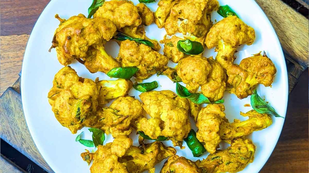 ఆ తర్వాత మరో పాత్రలో కారం పొడి, ధనియాల పొడి, జీలకర్ర పొడి, గరం మసాలా, మిరియాల పొడి, పసుపు, మొక్కజొన్న పిండి, శనగపిండి, రుచికి సరిపడ ఉప్పు, అల్లం వెల్లుల్లి పేస్ట్ 2 టీస్పూన్ల నూనె వేయాలి. తర్వాత పచ్చి శనగపిండి వేసి  కొద్ది కొద్దిగా నీరు పోస్టూ పేస్ట్ లా కలపాలి. 