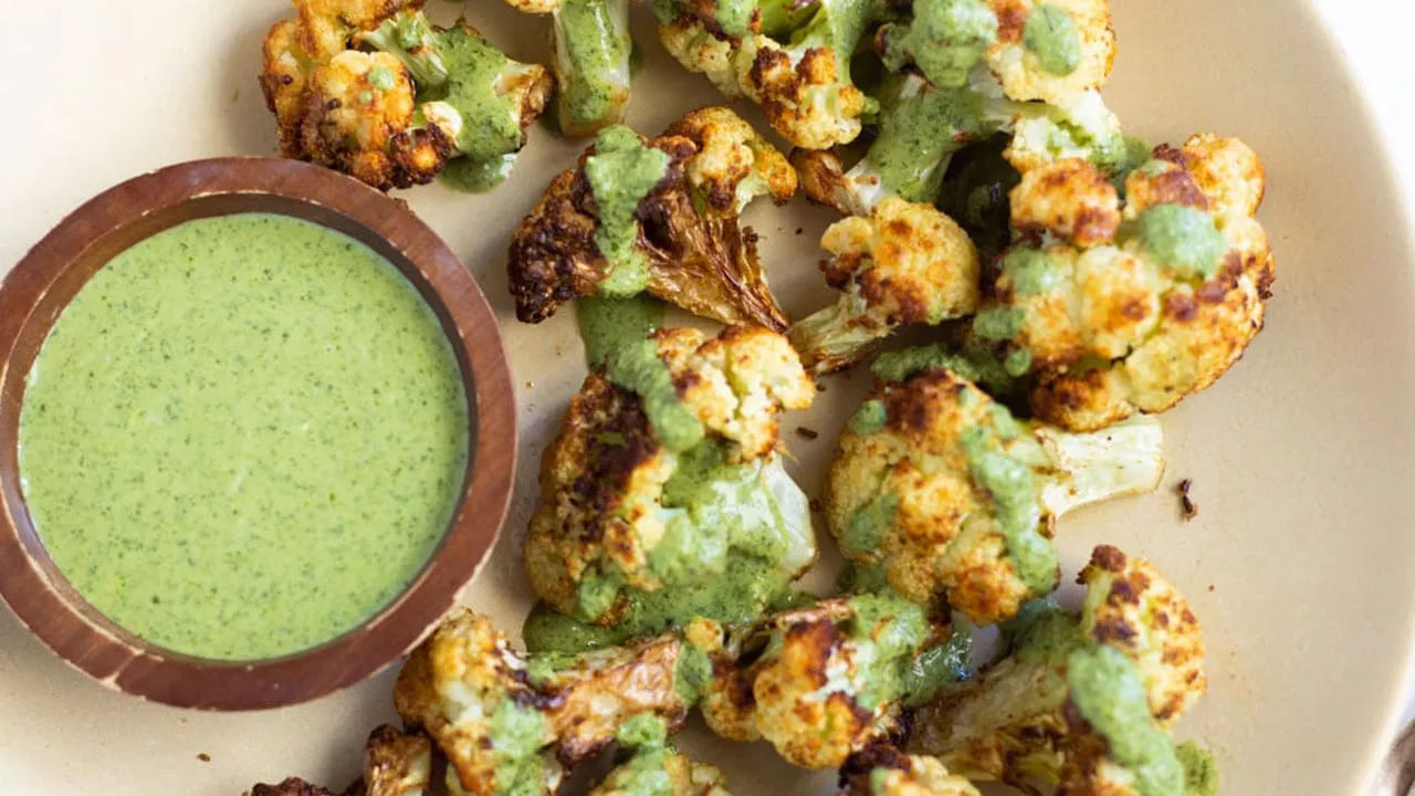 తర్వాత కాలీఫ్లవర్ పేస్ట్ లో వేసి పేస్ట్ పీస్‌లకు పట్టేలా కలిపాలి. తర్వాత స్టవ్  మీద పాన్ పెట్టి దానిని వేయించడానికి అవసరమైన నూనె వేసి వేడి చేసి కాలీఫ్లవర్ బంగారం లేదా గోధుమ రంగు వచ్చే వరకు వేయించాలి. అంతే వేడి వేడి కాలీఫ్లవర్ పకోడి రెడీ.