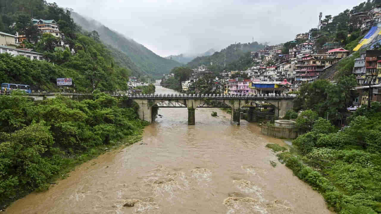 Water Commission : డేంజర్ లో 11 నదీ ప్రాంతాలు.. వార్నింగ్ లెవల్ మించి ప్రవహిస్తున్న ప్రాజెక్టులు..ట్విస్ట్ ఏంటంటే..?