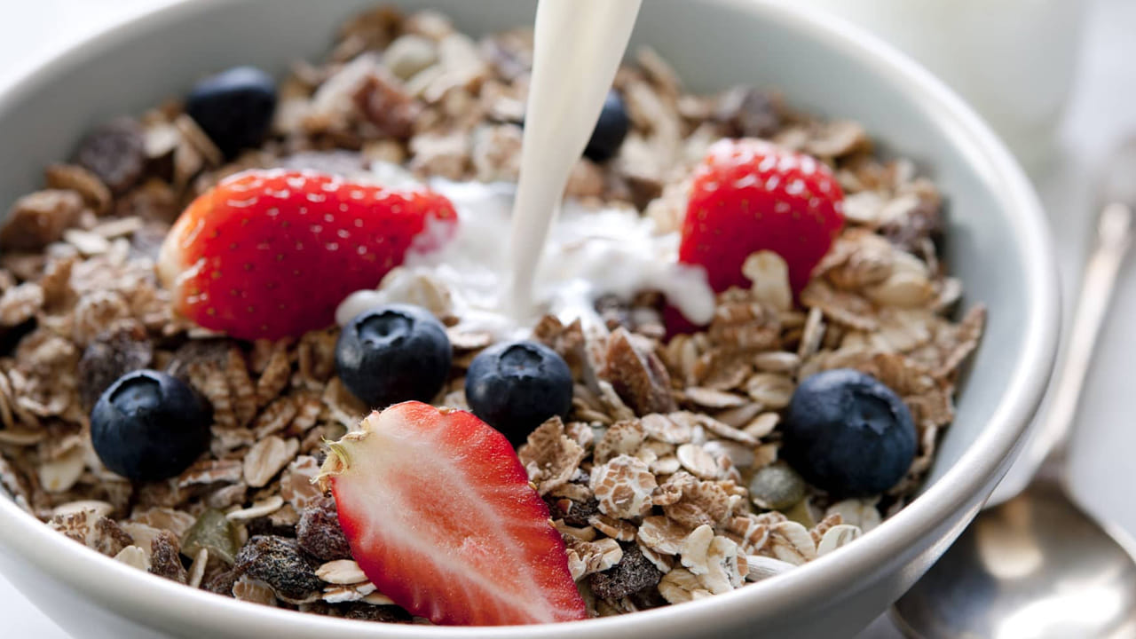 తృణధాన్యాలు.. వీటిలో చక్కెర శాతం ఎక్కువగా ఉంటుంది. మీకు అవసరమైన పోషకాలను ఇవ్వవు. ఈ చక్కెరలు మీ రక్తంలో చక్కెర స్థాయిలను పెంచుతాయి. ఉదయం రక్తంలో చక్కెర అకస్మాత్తుగా పెరగడం మీ ఆరోగ్యానికి హానికరం. అలాగే, ఇందులో ఫైబర్, ప్రోటీన్ తక్కువగా ఉంటాయి, అంటే, ఇది మిమ్మల్ని ఎక్కువసేపు కడుపు నిండినట్లు ఉంచదు. 