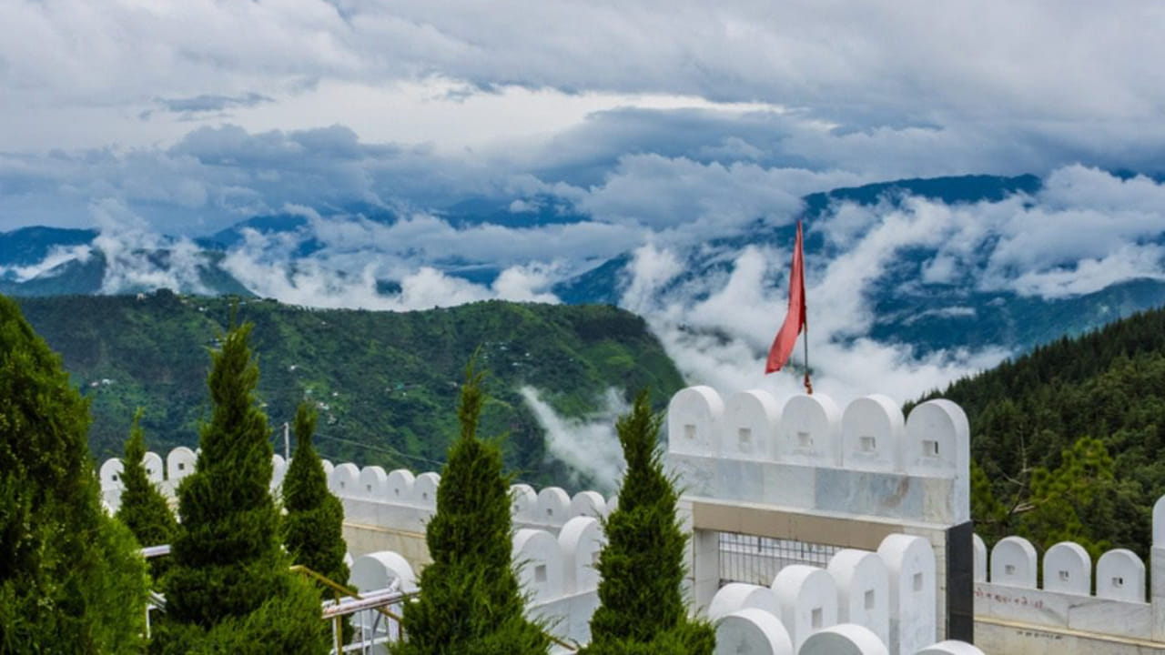  చైల్: చైల్ చల్లని వాతావరణం, తక్కువ రద్దీకి ప్రసిద్ధి చెందింది. ఇది ప్రపంచంలోనే ఎత్తైన క్రికెట్ మైదానాన్ని కలిగి ఉంది. ఇది హిమాలయాల మధ్య దాగి ఉన్న ఓ భూతల స్వర్గం. ఇది కొండలు, ప్రశాంతమైన వాతావరణం పర్యాటకులను ఆకర్షిస్తుంది. 