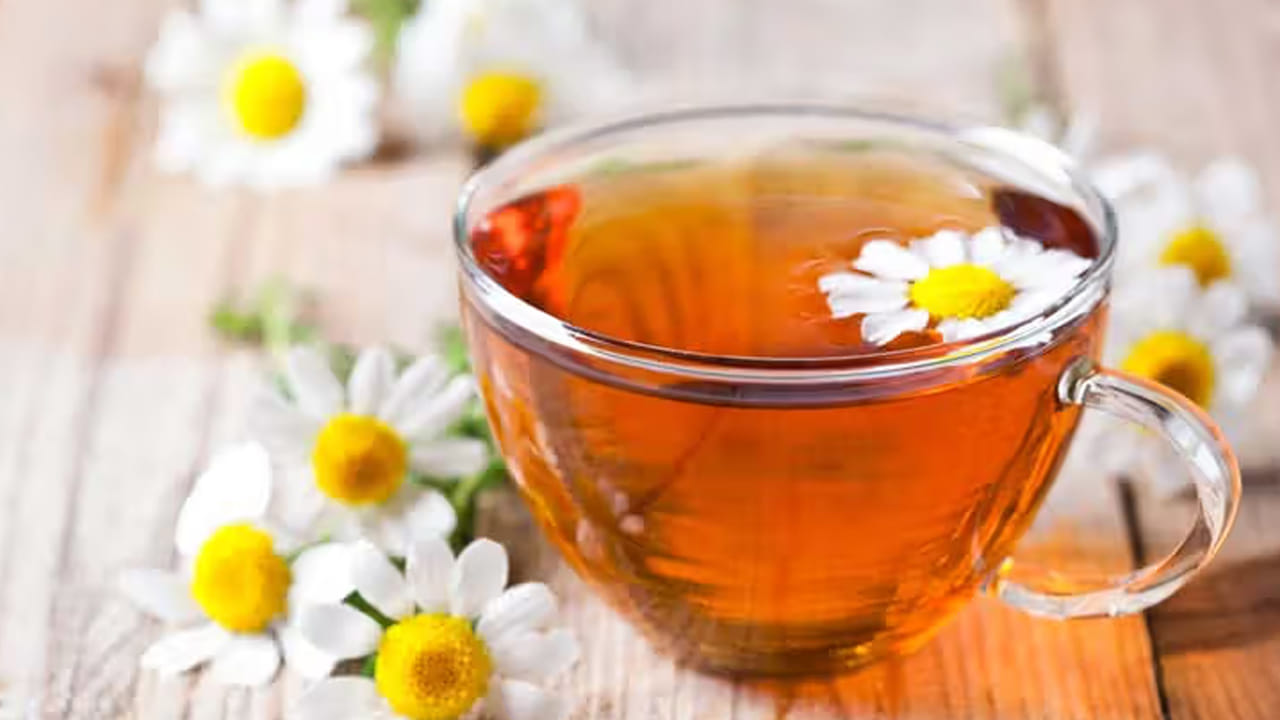 గొంతు నొప్పితో బాధపడేవారు రోజూ రెండు కప్పుల చామంతి టీ తాగితే ప్రయోజనం ఉంటుంది. చామంతి టీ రోగనిరోధక శక్తిని మెరుగుపరుస్తుంది. వేడినీళ్లలో చామంతి ఆకులు వేసి.. ఆవిరి పీల్చినా గొంతు నొప్పి, జలుబు లక్షణాలు త్వరగా తగ్గుతాయని నిపుణులు సూచిస్తున్నారు.