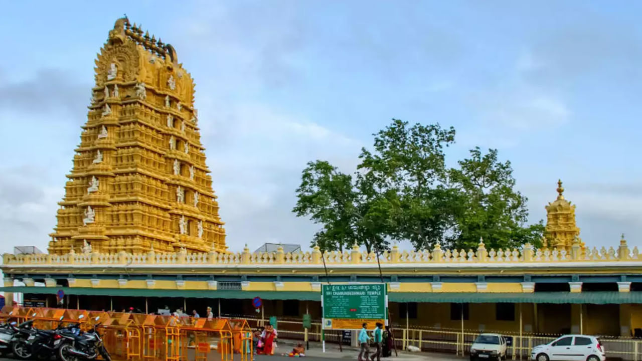 చాముండి కొండ: చాముండి కొండపై ఉన్న చాముండేశ్వరి ఆలయం సందర్శకులకు మైసూరు శిఖరానికి చేరుకునేటప్పుడు అద్భుతమైన దృశ్యాలను చూడటానికి వీలు కల్పిస్తుంది. వర్షాకాలం కొండను ఉత్సాహభరితమైన ప్రకృతి దృశ్యంగా మారుస్తుంది. వాతావరణాన్ని కూడా రిఫ్రెష్ చేస్తుంది. ఇది ప్రకృతి దృశ్యాల ఫోటోగ్రాఫింగ్కు అనువైన పరిస్థితులను సృష్టిస్తుంది. ఆలయ రహదారిలో పొగమంచుతో నిండిన చెట్లతో కప్పబడిన వంపులు ఇవి ఫోటోగ్రాఫర్లకు మాయా సౌందర్యాన్ని సృష్టిస్తాయి. ఫోటోగ్రాఫర్లు తెల్లవారుజామున చాముండి కొండపై అద్భుతమైన ఫోటోలు పొందవచ్చు.