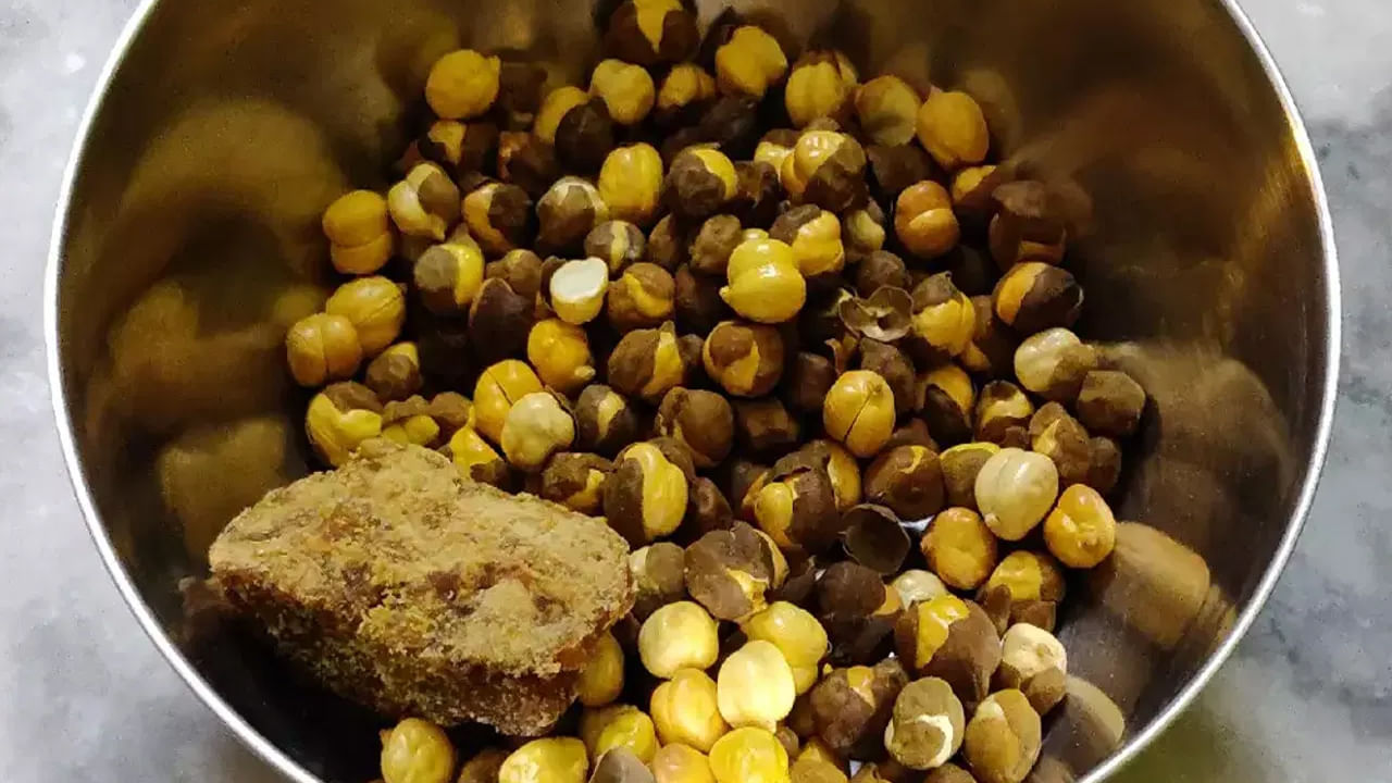 జీవక్రియను పెరుగుతుంది: ప్రతిరోజూ ఉదయం శనగలు, బెల్లం కలిపి తింటే కండరాలు దృఢంగా మారుతాయి. వ్యాయాయం చేసే వారు, జిమ్ కు వెళ్లేవారు వీటిని తప్పనిసరిగా తీసుకోవాలి. ఎందుకంటే బెల్లంలో పొటాషియం పుష్కలంగా ఉండడం వల్ల జీవక్రియను మెరుగుపరచడంలో సహాయపడుతుంది.