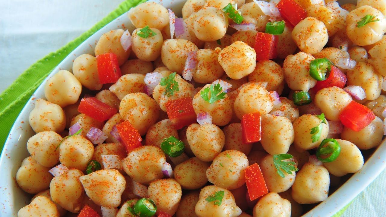 చనా చాట్.. ఉడికించిన శనగలను టమాటా, ఉల్లిపాయ, పచ్చిమిర్చి, కొత్తిమీరతో కలిపి చేసే ఈ చాట్ రుచిగా ఉండటమే కాదు.. ఇందులో ప్రోటీన్, ఫైబర్ బాగా ఉంటాయి. ఇది ఆకలిని తగ్గిస్తుంది. శక్తినిచ్చే మంచి ఆప్షన్.