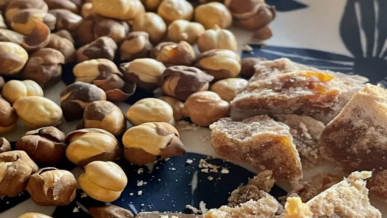 బరువు తగ్గుతారు: ప్రస్తుతం చాలా మంది ఎదుర్కొంటున్న సమస్యలు అధికబరువు , ఊబకాయం. బరువు తగ్గడానికి ప్రయత్నిస్తున్నవారికి శనగలు, బెల్లం దివ్యౌషధం లాంటివి. వీటిని రోజువారీ ఆహారంలో తీసుకుంటే బరువు తగ్గుతారు. ప్రతిరోజూ 100గ్రాముల శనగలను ఆహారంలో తీసుకుంటే శరీరానికి 19 గ్రాముల ప్రొటీన్ అందుతుంది.