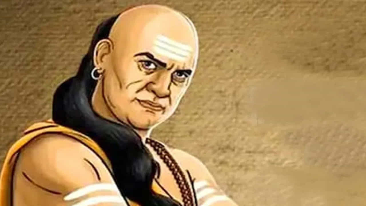 ఆహ్వానం లేని ఇంటికి వెళ్లడం అస్సలే మంచిది కాదు అంటారు. అయితే కొందరు పిలిచినా పిలవక పోయినా సరే కొంత మంది ఇంటికి వెళ్తుంటారు. కానీ ఇది మంచిది కాదంట. పిలవని ఇంటికి వెళ్లే వారు సమాజంలో అవమానానికి, ఎగతాళికి గురి అవుతారంట. ఇలాంటి వ్యక్తులకు ఎప్పుడూ సమాజంలో గౌరవం లభించదంట. అందుకే ఈ అలవాటు మార్చుకోవాలంట.