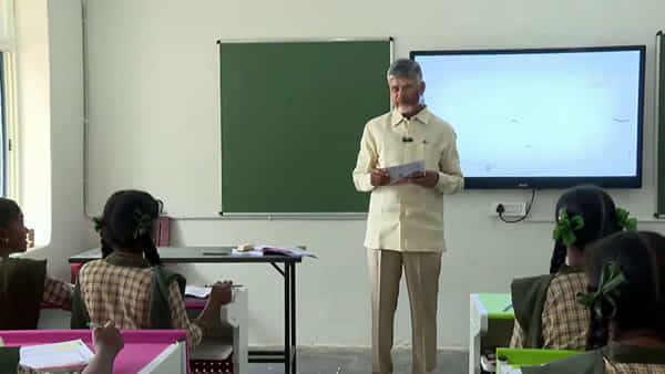 Andhra Pradesh: తరగతి గదిలో ఉపాధ్యాయుడిగా మారిన సీఎం... భవిష్యత్ ప్రణాళికలపై విద్యార్థులకు చంద్రబాబు పాఠాలు
