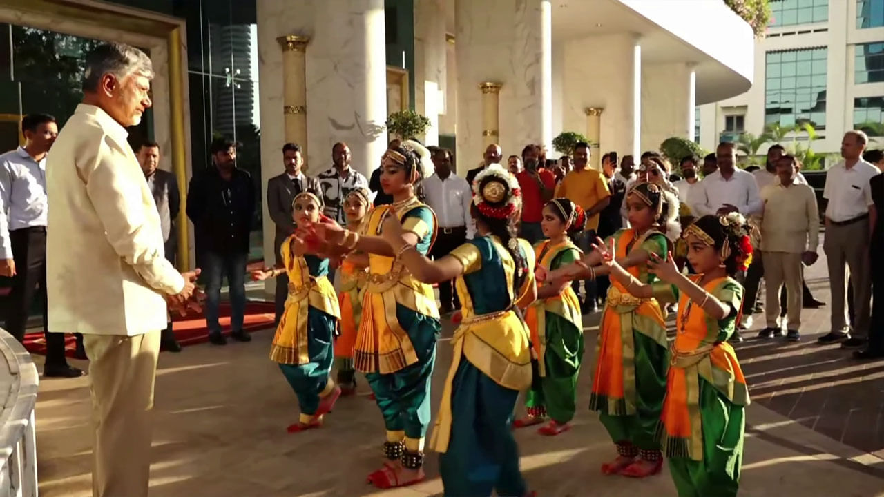 Chandrababu: సింగపూర్‌ చేరుకున్న సీఎం చంద్రబాబు... ఘన స్వాగతం పలికిన ప్రవాసాంధ్రులు