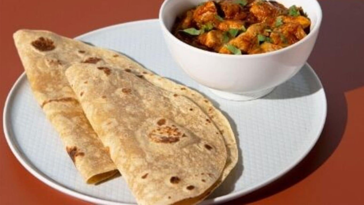 గోధుమ చపాతీ.. ఇందులో ఉండే  ఫైబర్, ప్రోటీన్, కార్బోహైడ్రేట్లు మనకు శక్తిని అందిస్తాయి. అంతే కాకుండా ఇందులో ఉండే విటమిన్ బి, ఐరన్ రక్తహీనతను నివారిస్తుంది. కానీ గోధుమలను ఎక్కువగా ప్రాసెస్ చేయడం వల్ల వాటిలోని పోషకాలు తగ్గిపోయే అవకాశం ఉంది.