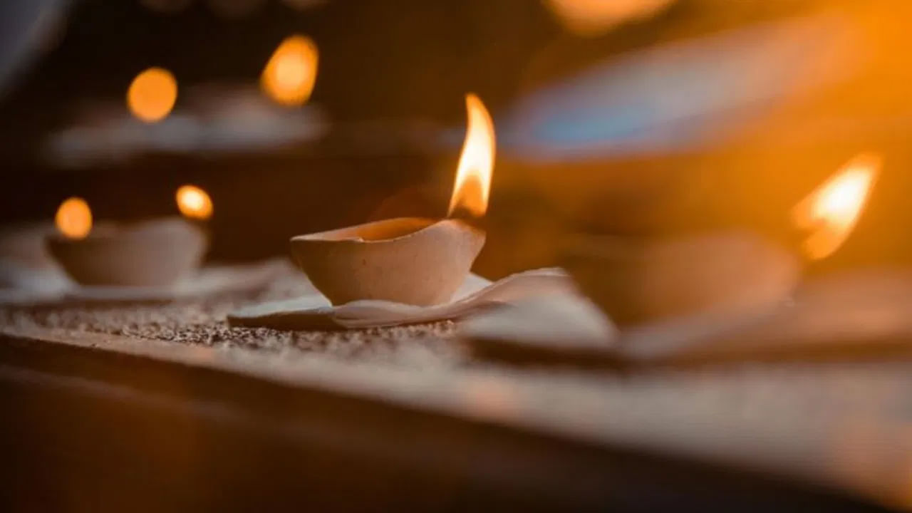 నీటి దగ్గర: హిందూ మత విశ్వాసం ప్రకారం ఇంట్లో త్రాగునీరు ఉంచే ప్రదేశంలో దీపం వెలిగించడం కూడా శుభప్రదంగా పరిగణించబడుతుంది. ఇలా చేయడం ద్వారా ఇంట్లో శ్రేయస్సు ఉంటుందని, ఆనందం ,  శాంతి నెలకొంటాయని నమ్ముతారు.