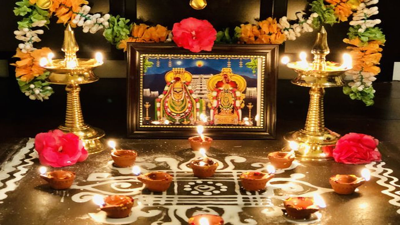 పూజ గది: చాతుర్మాస్యంలో ప్రతి రోజూ ఉదయం , సాయంత్రం ఇంట్లోని పూజ గదిలో దీపం వెలిగించండి. చాతుర్మాస్యంలో శ్రీ మహా విష్ణువు యోగ నిద్రలోకి వెళ్తాడు కనుక ఈ సమయంలో శివుడిని పూజిస్తారు. కనుక ఈ సమయంలో శివయ్య ముందు దీపం వెలిగించాలి. ఇలా చేయడం వలన ఇంట్లో సానుకూల శక్తి నెలకొంటుంది. శివుని ఆశీస్సులు ఆ ఇంటి సభ్యులపై ఉంటాయని నమ్మకం. 
