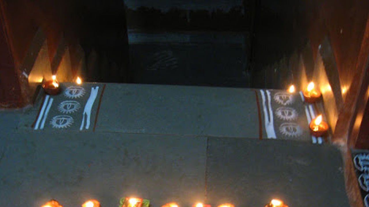 ఇంటి ప్రధాన ద్వారం: చాతుర్మాస సమయంలో ప్రతి రోజూ సాయంత్రం ఇంటి ప్రధాన ద్వారం వద్ద దీపం వెలిగించాలి. ఈ పరిహారం చేయడం ద్వారా ఇంటిలోని ప్రతికూల శక్తి తొలగిపోయి, లక్ష్మీ దేవి ఇంట్లోకి వస్తుందని నమ్ముతారు.
