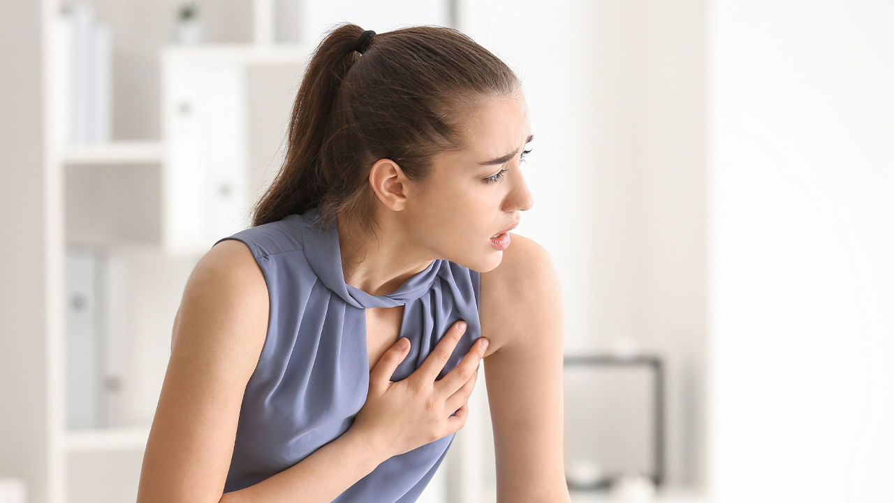 ఛాతి నొప్పి:  తరచుగా ఛాతీ నొప్పి వస్తే అదే గుండె జబ్బులను చూసిస్తుందని తెలుసుకోవాలి. వెంటనే వైద్యుని సంప్రదిస్తే సమస్య నుంచి బయట పడవచ్చు.  సకాలంలో చికిత్స చేయించుకోవడం వల్ల గుండె జబ్బులు దూరమవుతాయి.