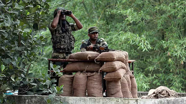 Chhattisgarh Encounter: ఛత్తీస్గఢ్ అడవుల్లో భారీ ఎన్కౌంటర్.. నలుగురు మావోలు హతం!