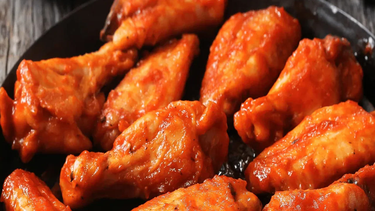 నాన్-వెజ్: మాంసాహారంలో కొవ్వు, ప్రొటీన్లు ఎక్కువగా ఉంటాయి. జీర్ణం అయ్యేందుకు కూడా చాలా సమయం పడుతుంది. అందుకే రాత్రిపూట మాంసాహరానికి ఎంత దూరంగా ఉంటే అంత మంచిది.