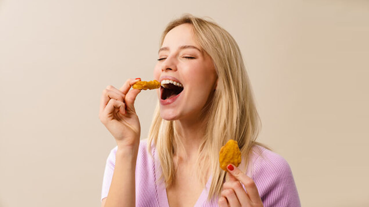 బంగాళాదుంపలు, అరటిపండ్లు, చికెన్ వంటి పొటాషియం అధికంగా ఉండే ఆహారాన్ని తగినంత నీరు తీసుకోవడం వల్ల పొటాషియం స్థాయిలను సాధారణ స్థితికి తీసుకురావచ్చని వైద్యులు సలహా ఇచ్చారు. 