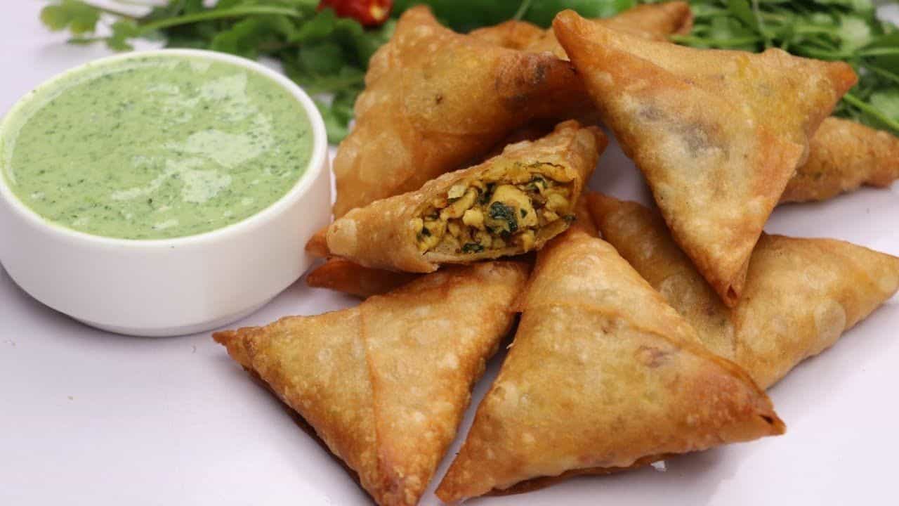 లఖ్మీ సమోసా (Lukhmi samosa).. హైదరాబాద్ కి సొంతమైన ఒక ప్రత్యేకమైన సమోసా. మైదాతో చేసిన ఈ పిండి వంటకంలో లోపల కీమా లేదా ఆలుగడ్డల కూర నింపి నూనెలో క్రిస్పీగా వేయిస్తారు. దీనిని పుదీనా చట్నీతో కలిపి తింటే అసలైన హైదరాబాద్ రుచి తెలుస్తుంది. సాయంత్రం వేళ టీతో పాటు స్నాక్ గా ఇది చాలా బాగుంటుంది.