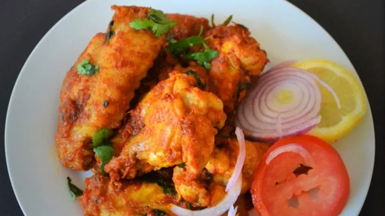 వారికోసమే ఆరోగ్యంతో రుచి ఉన్న ఆయిల్‌ లెస్‌ చికెన్ మసాలా రెసిపీ. ఈ వంటకం జీరో ఆయిల్‌తో తయారు చేస్తారు కాబట్టి రాత్రి సమయంలో ఆరోగ్యకరమైన భోజనమని నిపుణులు పేర్కొంటున్నారు. కాబట్టి ఆయిల్‌ లెస్‌ చికెన్‌ మసాలాను ఎలా తయారు చేసుకోవాలో ఇప్పుడు తెలుసుకుందాం.