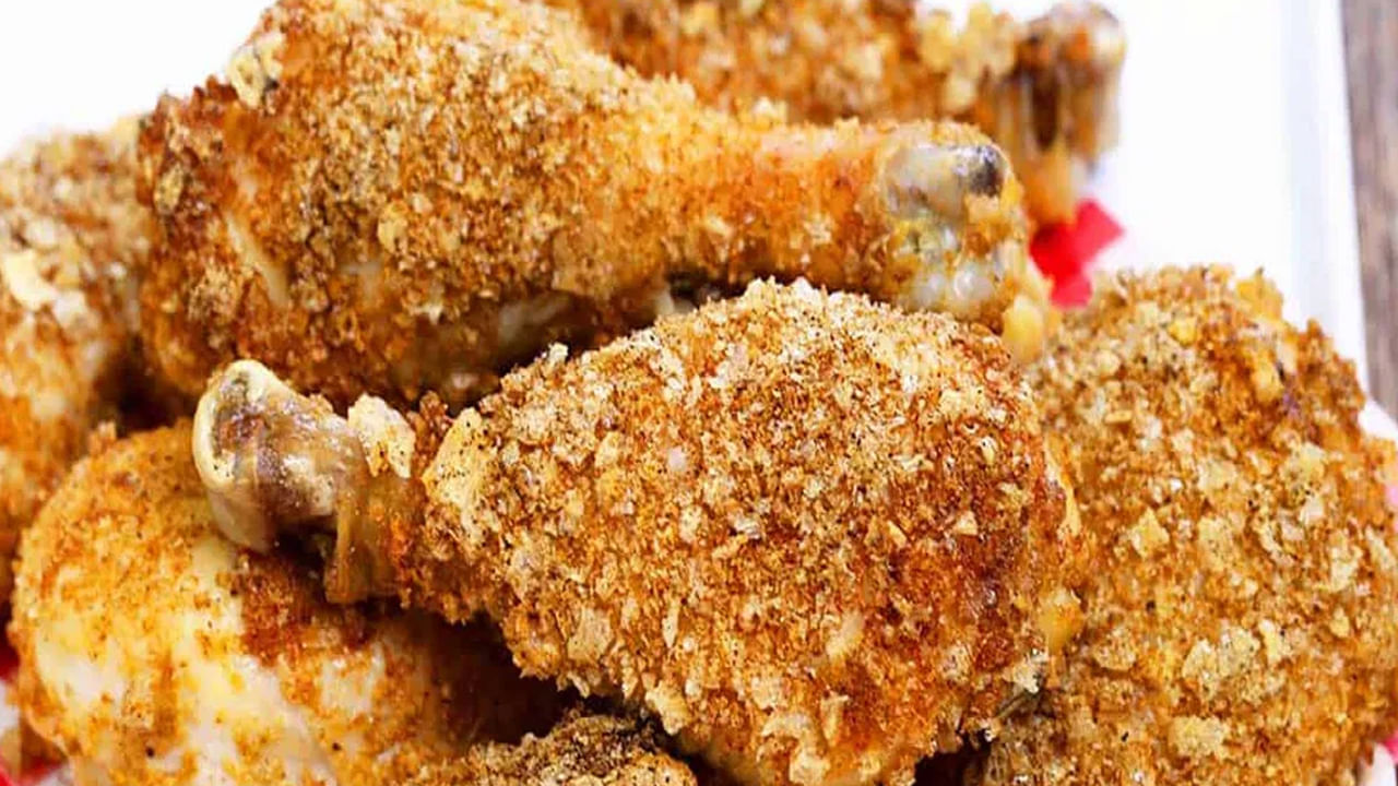 ఆయిల్‌​ లెస్‌ చికెన్ మసాలా చేయాలంటే చికెన్‌ను బాగా నానబెట్టి నిమ్మ రసం, ఉల్లిపాయలు, పెరుగు మిశ్రమంతో బాగా మేరినేట్‌ చేయాలి. ఈ ఆయిల్‌ లెస్‌ చికెన్‌ను తయారీ కోసం తాజా మసాలాలను ఉపయోగించాలి. వంట చేసేటప్పుడు చికెన్ ఉడకబెట్టడానికి తగినంత సమయం ఇవ్వాలి.