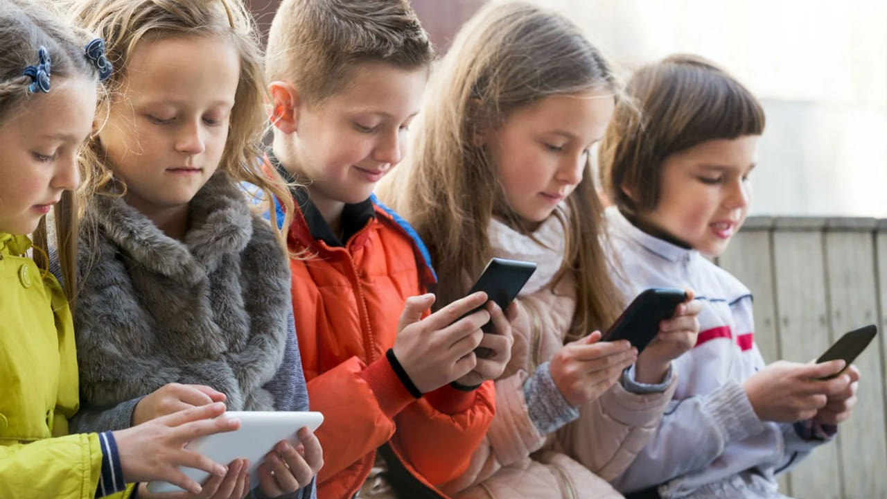 ఆత్మహత్య ఆలోచనలు బాగా పెరిగాయి: ఐదు లేదా ఆరు సంవత్సరాల వయస్సులో స్మార్ట్ఫోన్ తీసుకున్న 18-24 సంవత్సరాల వయస్సు గల మహిళల్లో 48 శాతం మంది ఆత్మహత్య ఆలోచనలను నివేదించారు. 13 సంవత్సరాల వయస్సులో ఫోన్ తీసుకున్న వారిలో 28 శాతం మంది ఆత్మహత్య ఆలోచనలను నివేదించారు. జనవరిలో విడుదలైన యునెస్కో నివేదిక ప్రకారం, ప్రపంచవ్యాప్తంగా విద్యా వ్యవస్థలలో 40 శాతం - 79 దేశాలు 2024 చివరి నాటికి పాఠశాలల్లో స్మార్ట్ఫోన్ వాడకాన్ని నిషేధించాయని ప్రపంచ సర్వేలో తేలింది. ఫ్రాన్స్, ఇటలీ మరియు నెదర్లాండ్స్ వాటిలో ఉన్నాయి.