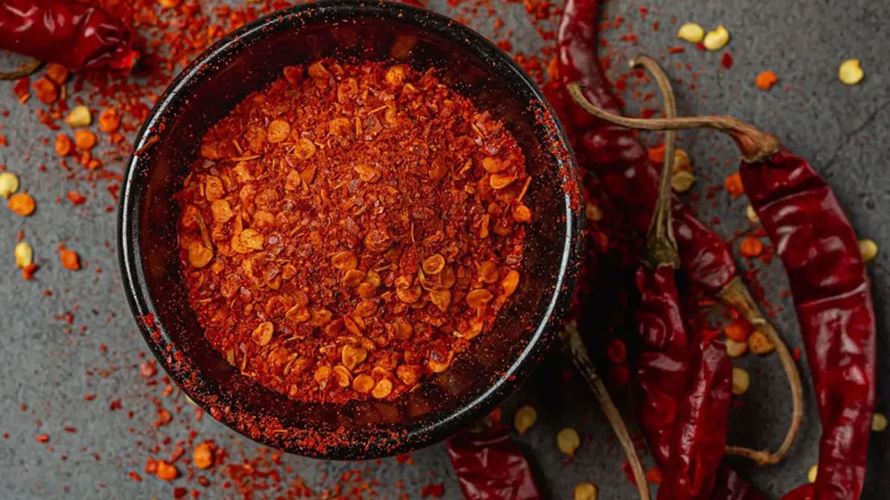 స్పైసీ ఫుడ్: స్పైసీ ఫుడ్ ఏ సమయంలో తిన్నా కూడా కడుపు సంబంధిత సమస్యలకు కారణమవుతుంది. అయితే డిన్నర్లో స్పైసీ ఫుడ్ను తీసుకుంటే మాత్రం అది జీర్ణం కావడం అంత తేలిక కాదు. ఎసిడిటీ సమస్య తలెత్తవచ్చు.