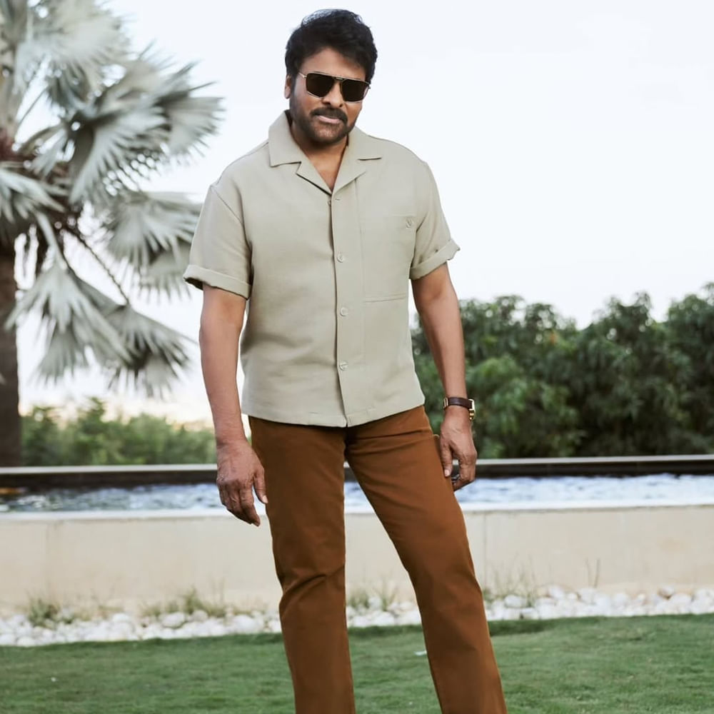 అనుకున్నట్టేగానే డెడ్లైన్ను రీచ్ అయ్యేందుకు కష్టపడుతున్నారు. మెగా నెలాఖరున చిరంజీవి సినిమా రెగ్యులర్ షూట్ స్టార్ట్ చేశారు అనిల్. ఇప్పటికే మేజర్ పార్ట్ పూర్తి చేశారు.