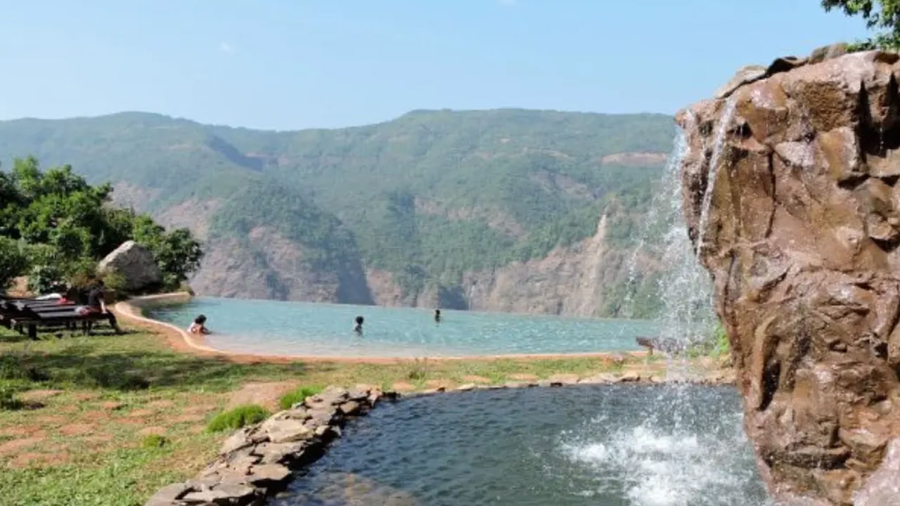 చోర్లా ఘాట్: ఇది జలపాతాలు, పొగమంచు కొండలతో కూడిన పచ్చని భూతల స్వర్గం. ఇది గోవా, కర్ణాటక, మహారాష్ట్ర సరిహద్దులో ఉంది. దృశ్యం అద్భుతంగా ఉంటుంది. మీరు ఇక్కడ చాలా వన్యప్రాణులను చూడవచ్చు. ఫొటోగ్రఫేర్లకు కూడా బెస్ట్ ఆప్షన్.