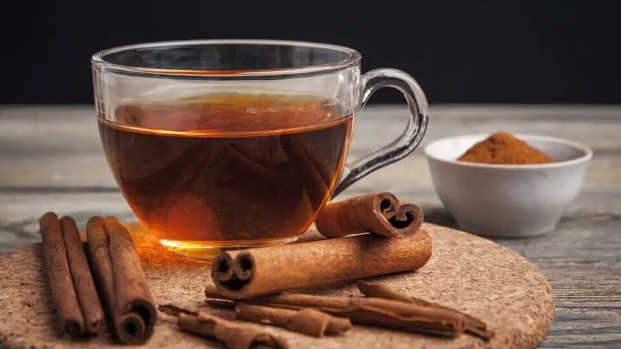 దాల్చిన చెక్క నీరు: దాల్చిన చెక్క మధుమేహ రోగులకు ప్రయోజనకరంగా ఉంటుంది. దాల్చిన చెక్క నీరు తాగడం వల్ల ఇన్సులిన్ నిరోధకత నయమవుతుంది. మధుమేహ రోగులు ఉదయం దాల్చిన చెక్క నీటిని తాగడం మంచిది.. దాల్చిన చెక్క నీటిని తయారు చేయడానికి, ఒక గ్లాసు నీటిలో దాల్చిన చెక్క ను వేసి కొంతసేపు మరిగించాలి. దీని తర్వాత, దానిని ఫిల్టర్ చేసి తాగాలి.