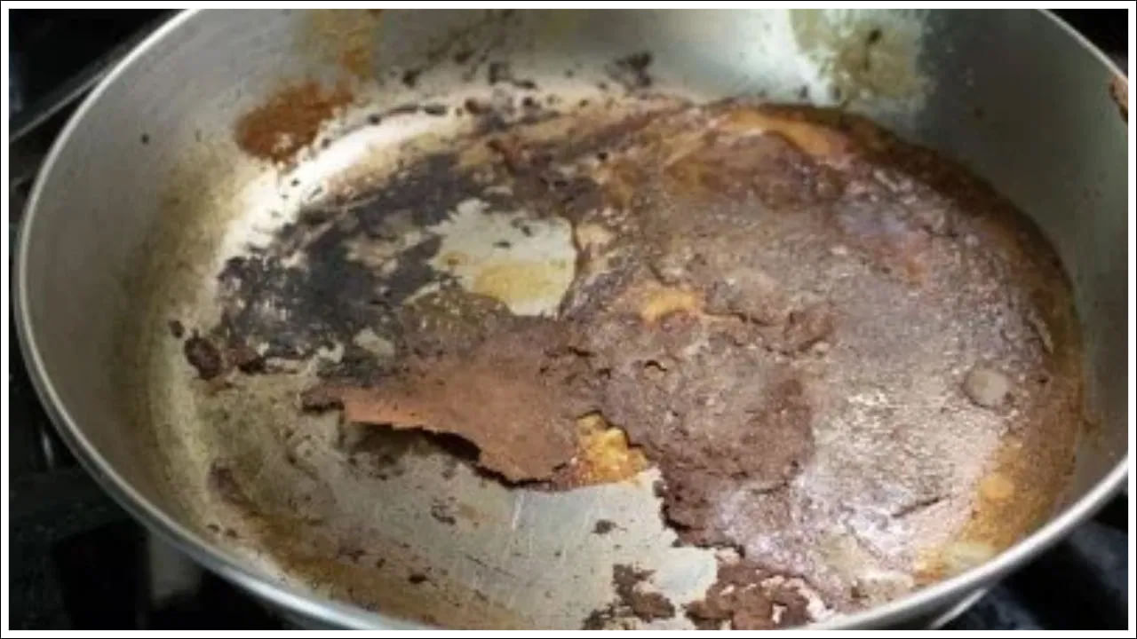 రసాయనాలు లేకుండా మీ పాన్‌లను శుభ్రం చేసుకోండి: ఈ పాన్‌లను శుభ్రం చేయడానికి బంకమట్టిని ఉపయోగించడం ఒక ప్రభావవంతమైన మార్గం. పాన్‌లను శుభ్రం చేయడానికి బంకమట్టిని తరచుగా ఉపయోగిస్తారు, ఇది సహజంగా పాన్ ఉపరితలం నుండి మురికి, ధూళిని తొలగిస్తుంది. ఈ బంకమట్టిని పాన్ ఉపరితలంపై సులభంగా రుద్దవచ్చు. అలాగే పాన్ పూతకు నష్టం కలిగించదు. మొదట ఈ బంకమట్టిని తేమ చేసి తరువాత పాన్ లేదా కధైపై రుద్దుతారు. ఈ ప్రక్రియ మురికి, నలుపు రెండింటినీ తొలగిస్తుంది.