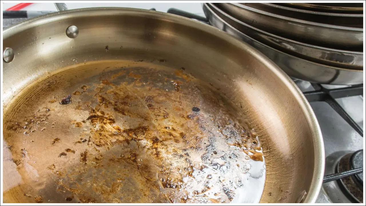 సరైన బంకమట్టిని వాడండి: బంకమట్టి గురించి ప్రత్యేకత ఏమిటంటే అది పాత్రలను శుభ్రం చేయడమే కాకుండా వాటిని చెడిపోదు. ఈ బంకమట్టి తరచుగా నదీ తీరాలలో లేదా పర్వత ప్రాంతాలలో కనిపిస్తుంది. ఇది సహజ స్క్రబ్‌గా పనిచేస్తుంది. అలాగే పాత్రల ఉపరితలాన్ని దెబ్బతినకుండా శుభ్రపరుస్తుంది.