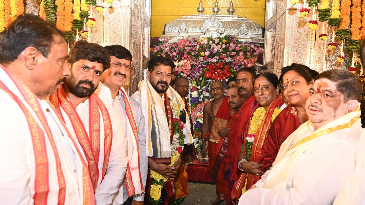 CM Revanth: సికింద్రాబాద్ బోనాల జాతరలో సీఎం రేవంత్.. అమ్మవారికి పట్టువస్త్రాల సమర్పణ