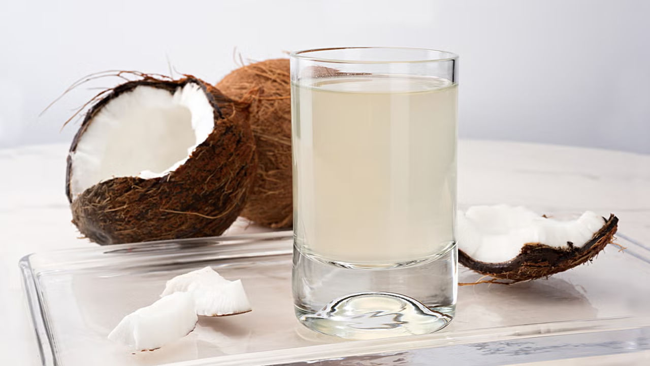 డయాబెటిస్ ఉన్నవారు కొబ్బరి నీళ్ళు తీసుకోకూడదు. కొబ్బరి నీళ్ళలో గ్లైసెమిక్ ఇండెక్స్ ఎక్కువగా ఉంటుంది. అదే సమయంలో అందులో ఉండే కార్బోహైడ్రేట్లు కూడా ఎక్కువగా ఉంటాయి. అటువంటి పరిస్థితిలో దీనిని తీసుకోవడం వల్ల రక్తంలో చక్కెర స్థాయిలు పెరుగుతాయి.