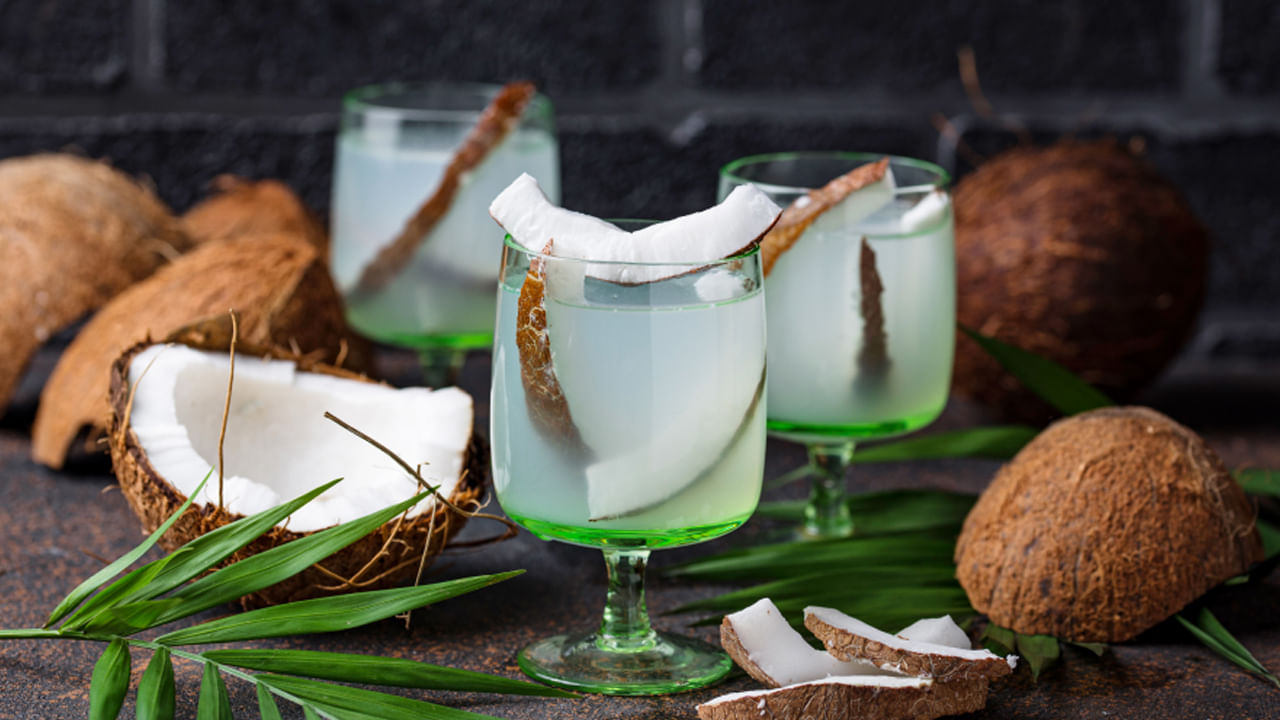 కొంతమందికి కొబ్బరి లేదా కొబ్బరి నీళ్ల వల్ల అలెర్జీ వచ్చే అవకాశం ఉంటుంది. అలాంటి వారు కొబ్బరి నీళ్లు తాగడం హానికరం. కొబ్బరి నీళ్ల వల్ల అలెర్జీ, చర్మంపై దద్దుర్లు, దురద, వాపు, శ్వాస తీసుకోవడంలో ఇబ్బంది, తీవ్రమైన సందర్భాల్లో అనాఫిలాక్సిస్ వంటి సమస్యలు వచ్చే అవకాశం ఉంది. మీకు కొబ్బరి నీళ్ల వల్ల అలెర్జీ ఉంటే, దూరంగా ఉండటమే మేలు.