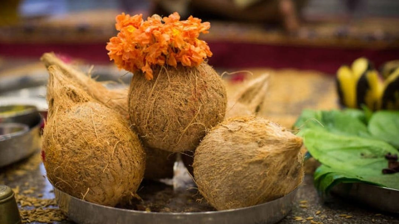 మత విశ్వాసాల ప్రకారం ఇంట్లో కొబ్బరికాయ ఉంటే లక్ష్మిమాత అనుగ్రహం ఉంటుందని నమ్మకం. అందుకే మీ ఇంట్లో ఎప్పుడు కూడా కనీసం ఒక్క కొబ్బరికాయ అయినా ఉండేలా చూసుకోండి. లేదంటే వెంటనే కొని తెచ్చుకోవాలి. లేదా ఇంట్లో కొబ్బరి చెట్టు ఉన్న మంచిదే. 