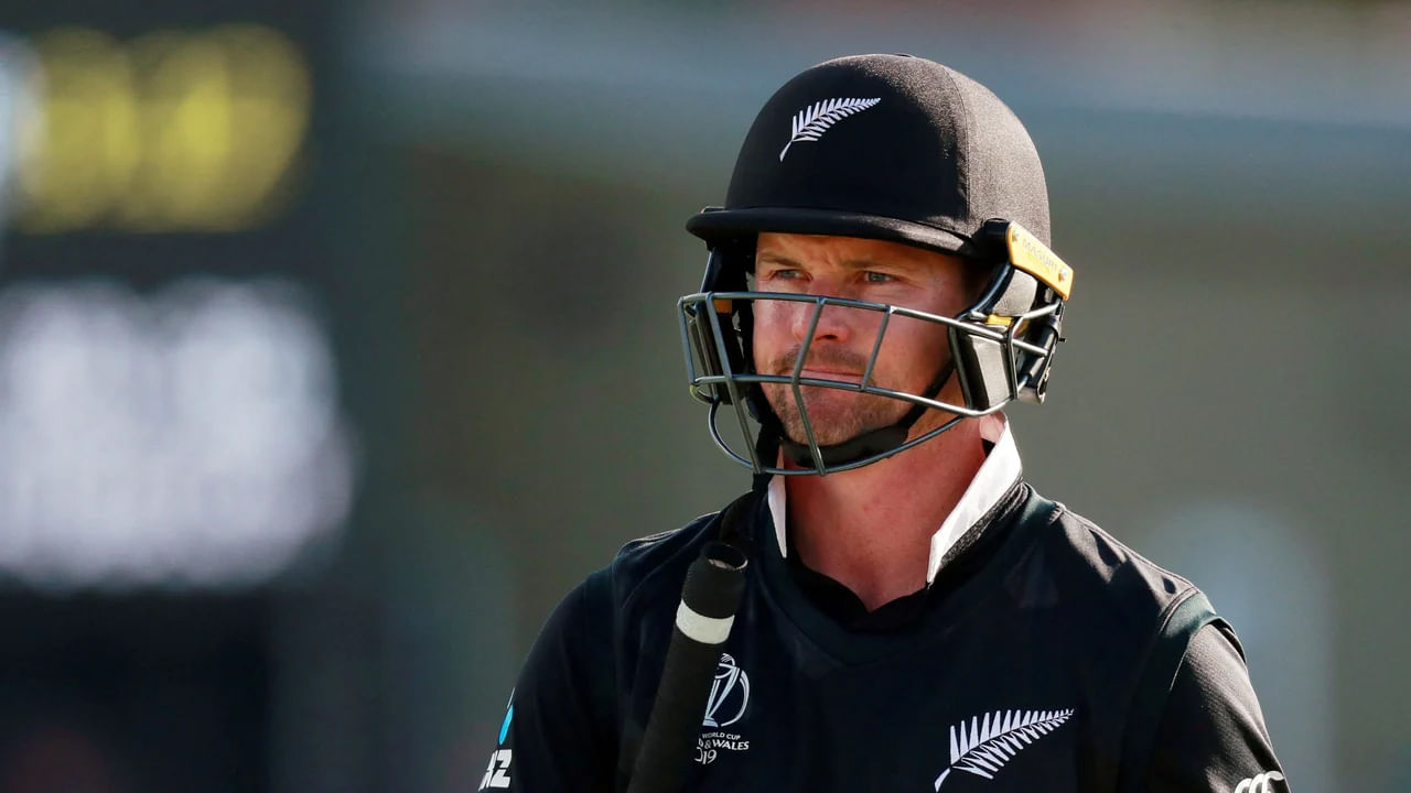 3. కాలిన్ మున్రో (న్యూజిలాండ్): న్యూజిలాండ్ బ్యాట్స్‌మన్ కాలిన్ మున్రో తన తొలి టెస్ట్ ఇన్నింగ్స్‌లో గోల్డెన్ డక్‌గా వెనుదిరిగాడు. 2013లో దక్షిణాఫ్రికాతో జరిగిన టెస్ట్ మ్యాచ్‌లో కాలిన్ మున్రో ఈ అవాంఛనీయ రికార్డును తన పేరిట నమోదు చేసుకున్నాడు.