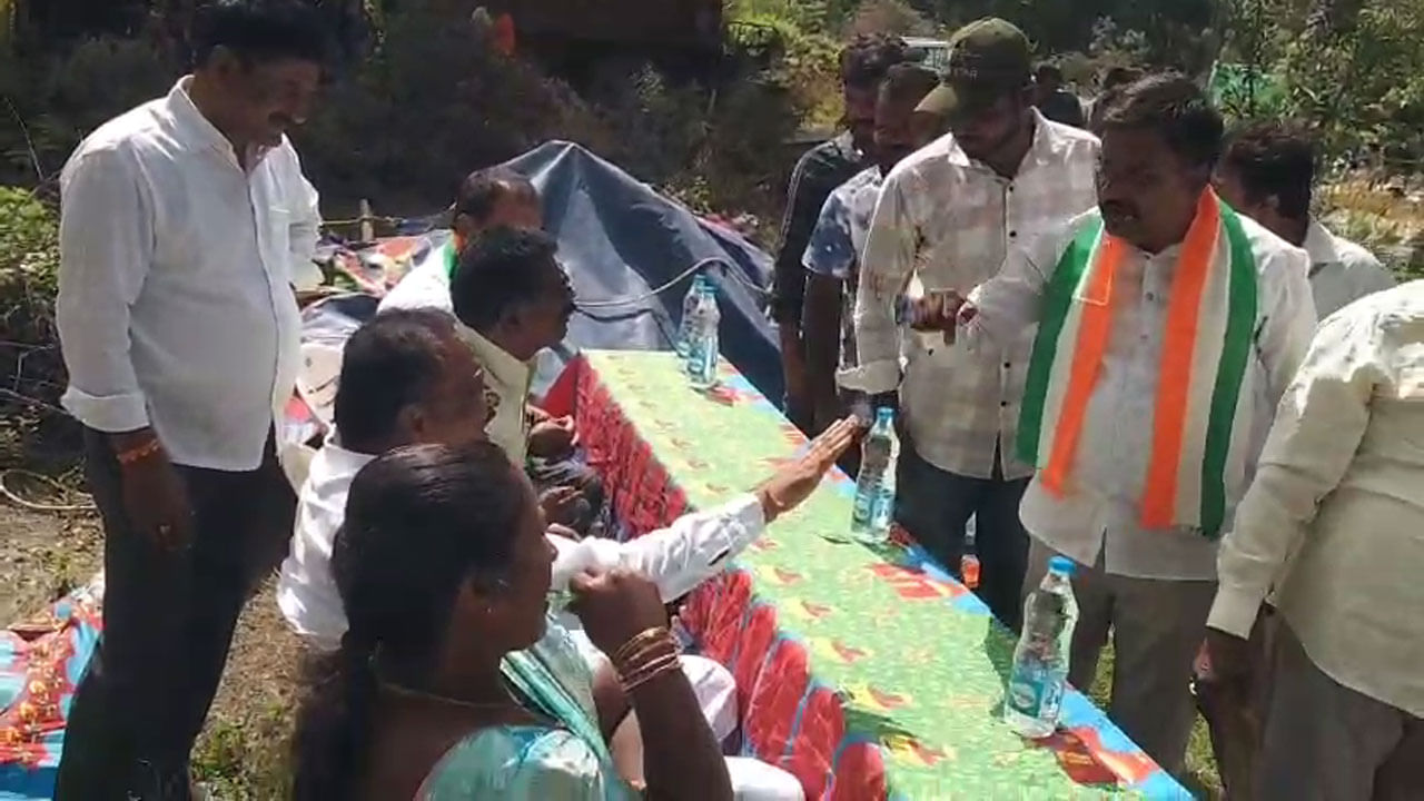 Telangana: కూలిన టెంట్లు.. విరిగిన కుర్చీలు... పాలకుర్తి కాంగ్రెస్‌లో భగ్గుమన్న వర్గ విబేధాలు
