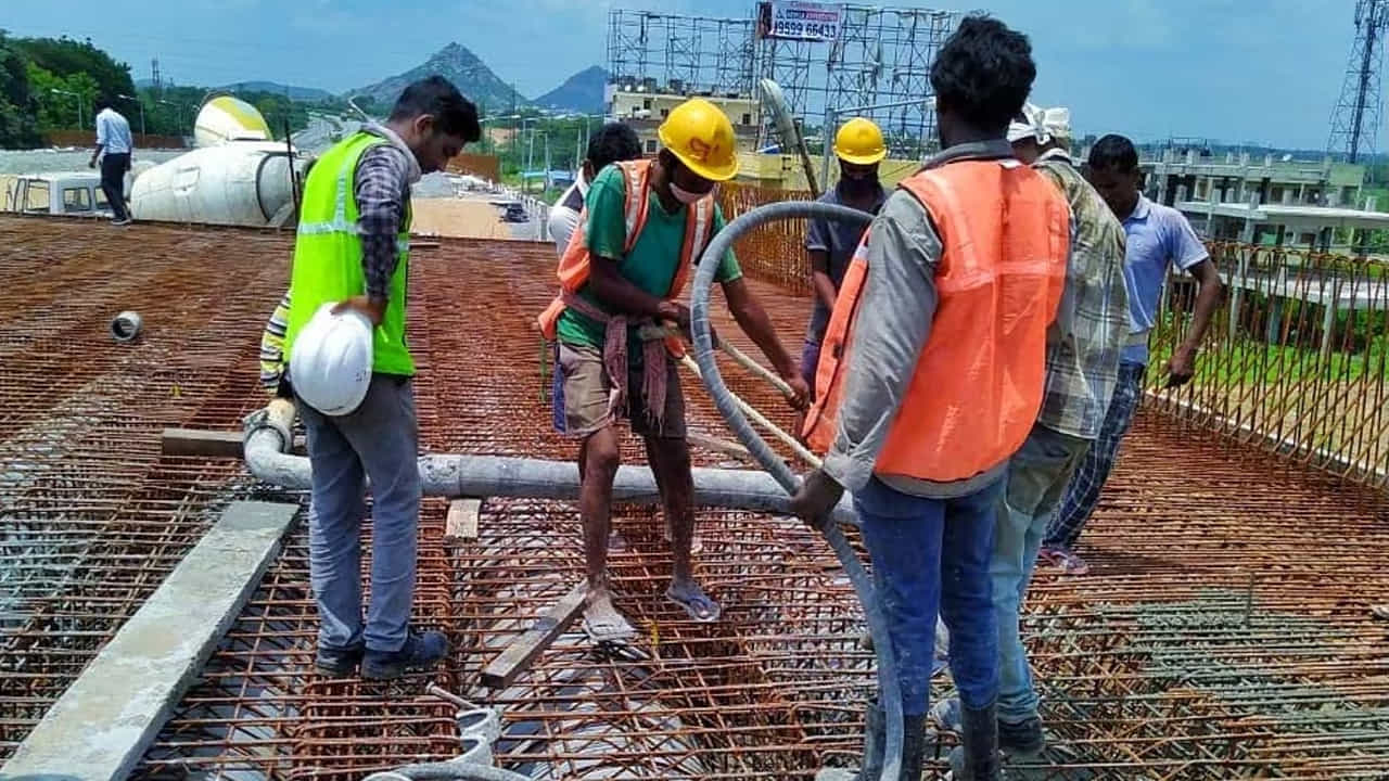 నిర్మాణ ఇనుము, ఉక్కు కార్మికులు: నిర్మాణ పరిశ్రమ ప్రమాదాలతో నిండి ఉంది. నిర్మాణ ఇనుము, ఉక్కు కార్మికులు ఎదుర్కొనే ప్రమాదాల కంటే ఇది స్పష్టంగా లేదు. భవనాలు, వంతెనలను నిర్మించే పనిలో, ఈ కార్మికులు చాలా ఎత్తులో పనిచేస్తారు. తరచుగా సరైన రక్షణ లేకుండా వారు భారీ పదార్థాలు, యంత్రాలను కూడా నిర్వహిస్తారు. దీనివల్ల ప్రమాదాలు, గాయాల అవుతాయి. బ్యూరో ఆఫ్ లేబర్ స్టాటిస్టిక్స్ స్ట్రక్చరల్ ఇనుము, ఉక్కు కార్మికులకు 100,000 మంది కార్మికులకు సుమారు 41.5 మరణాల మరణ రేటును నివేదిస్తుంది.