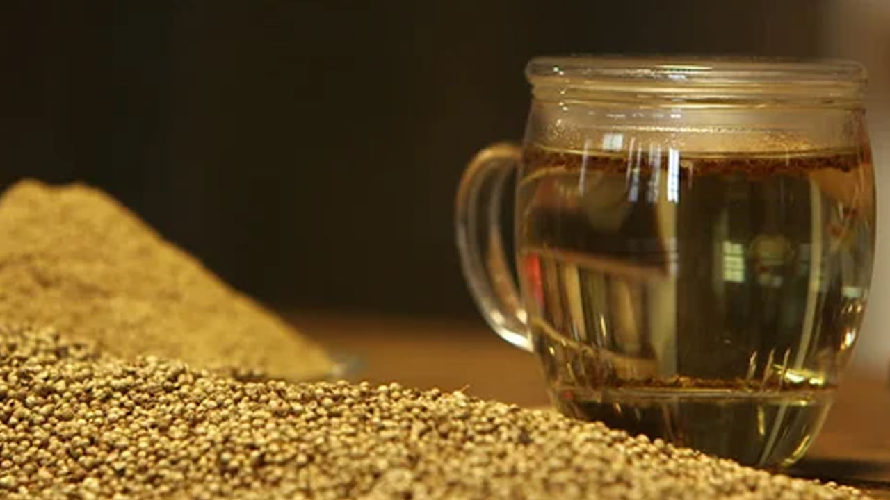 ధనియవాటర్ ఇలా క్రమం తప్పకుండా తాగితే థైరాయిడ్ లక్షణాలు తగ్గుతాయి. 1 టేబుల్ స్పూన్ ధనియాల్ని రాత్రంతా నీటిలో నానబెట్టి ఉదయాన్నే తాగటం వల్ల థైరాయిడ్ నియంత్రణలో సాయపడుతుంది. అలాగే, ఫ్రీ రాడికల్స్​ నుంచి శరీరాన్ని కాపాడే యాంటీ ఆక్సిడెంట్ లక్షణాలు ఉంటాయి. ఇవి హెల్తీ స్కిన్​ని, మచ్చలు లేని చర్మాన్ని అందిస్తాయి.