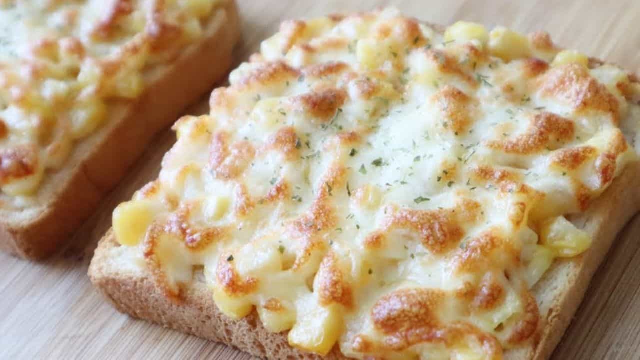 కార్న్ చీజ్ టోస్ట్ (Corn and Cheese Toast).. ఈ టోస్ట్ పిల్లలకే కాదు.. పెద్దవాళ్లకూ నచ్చే టైప్. ఉడికించిన మక్కజొన్నను చీజ్తో కలిపి కొంచెం మిరియాల పొడి, ఉప్పు, హర్బ్స్ వేసి బ్రెడ్ పై వేసి గ్రిల్ చేస్తే.. గోల్డెన్ టోస్ట్ తయారవుతుంది. ఇది ప్రొటీన్, కార్బోహైడ్రేట్స్ పరంగా పుష్కలంగా పోషకాలు అందించేది కూడా. బ్రేక్ ఫాస్ట్ కు లేదా సాయంత్రం స్నాక్ కు పర్ఫెక్ట్ రెసిపీ ఇది.