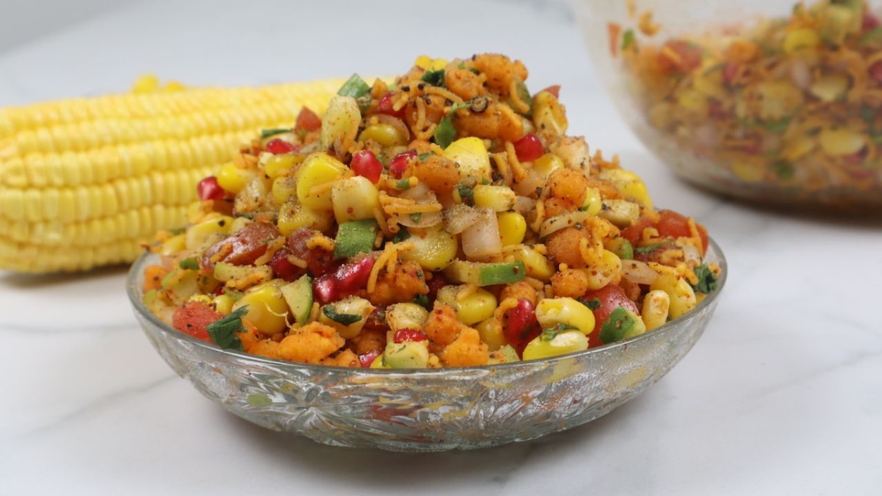 కార్న్ భేల్ (Corn Bhel).. ఇది వీధిలో దొరికే భేల్కు ఆరోగ్యవంతమైన ప్రత్యామ్నాయం. ఉడికించిన మక్కజొన్నలో ఉల్లిపాయలు, టమాటాలు, కొంత నిమ్మరసం, తక్కువ మిరియాల పొడి, కొంచెం చట్నీలు కలిపితే హెల్తీ అండ్ టేస్టీ స్నాక్ రెడీ అవుతుంది. బరువు తగ్గాలనుకునే వారికి కూడా ఇది మంచి ఆప్షన్.