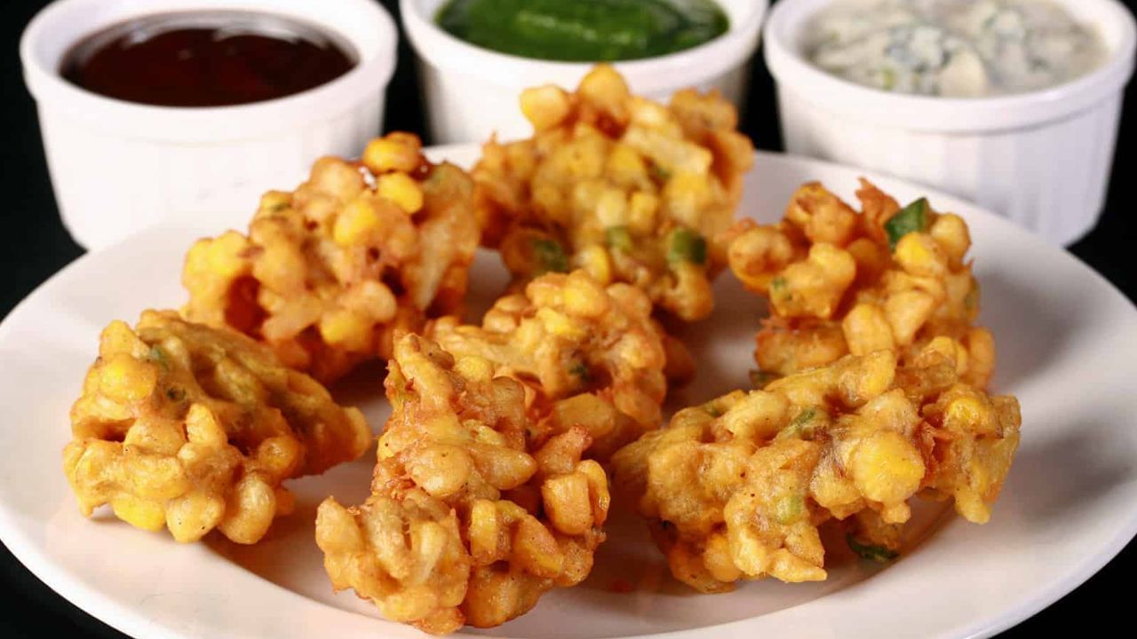 మక్కజొన్న పకోడీ (Corn Pakoras).. వర్షంలో వేడి వేడి పకోడీలే అదిరిపోయే కాంబినేషన్. మక్కజొన్న ముద్ద, ఉల్లిపాయ ముక్కలు, శనగపిండి, మిర్చి, ఉప్పు వంటి మసాలాలతో కలిపి ఆయిల్లో డీప్ ఫ్రై చేయాలి. గోధుమ రంగులో క్రిస్పీగా వస్తే ప్లేట్ లో వేసుకుని టీతో కలిసి తింటే చిరుతిండికి పర్ఫెక్ట్ చాయిస్ ఇది.