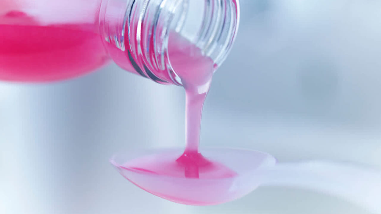 దగ్గు మందు అనేది యాంటిహిస్టామైన్‌ల పాత తరగతికి చెందినదని నివేదిక పేర్కొంది. ఇది మెదడులోకి ప్రవేశించి, రక్త-మెదడు అవరోధాన్ని దాటి మానసికంగా దెబ్బతీస్తుంది. ఇది ఉదాసీనతకు దారితీస్తుంది. పడిపోవడం, సంభావ్య చిత్తవైకల్యం వంటి ప్రమాదాన్ని పెంచుతుంది. అలెర్జీ సమయంలో శరీరంలో క్రిములతో పోరాడటానికి హిస్టామిన్ అనే రసాయనాన్ని విడుదల చేస్తాయని నివేదిక వివరించింది. 